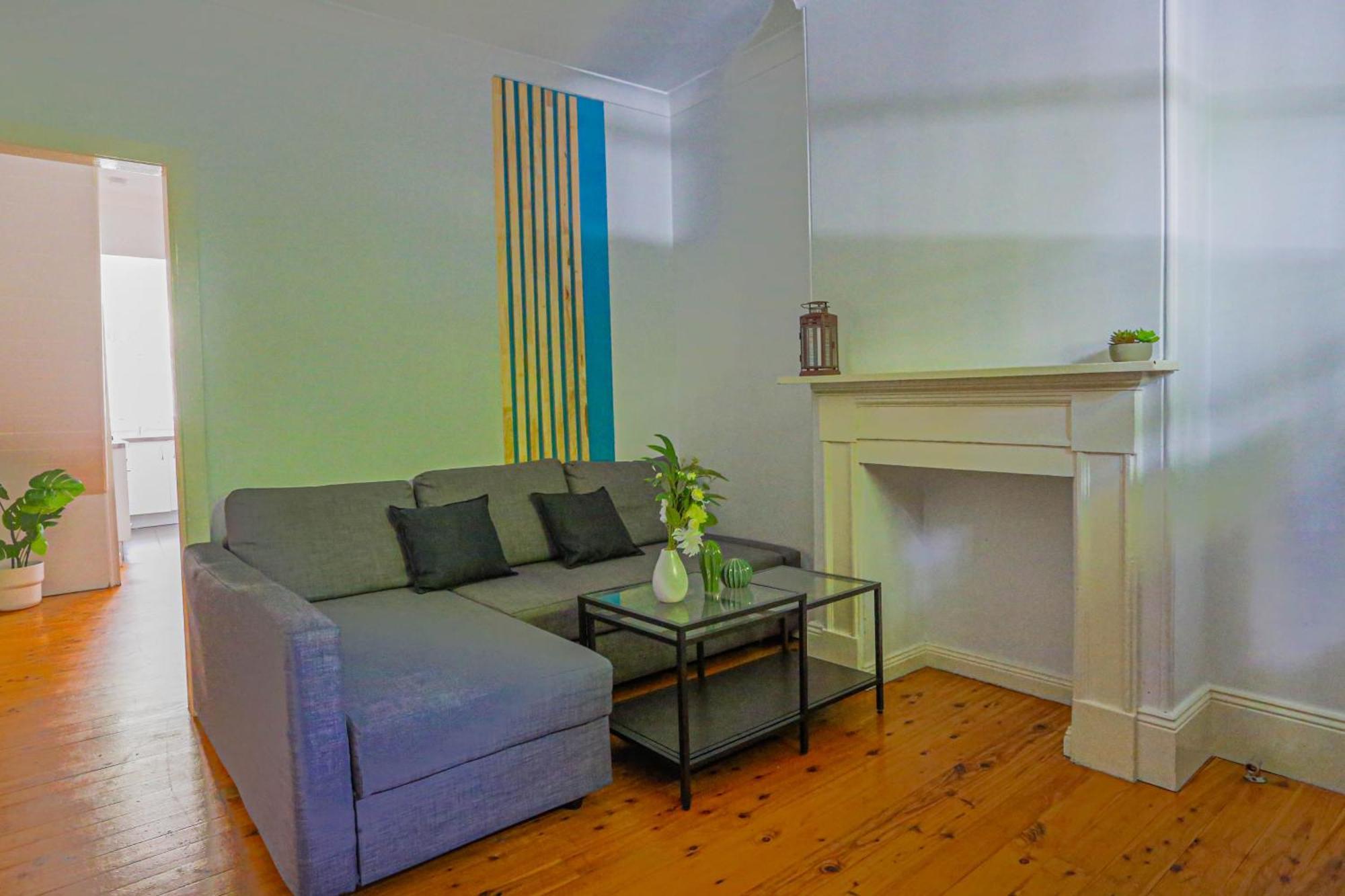 Elegant 2 Bedroom On The Edge Of Downtown Dowling St Holiday home Sydney