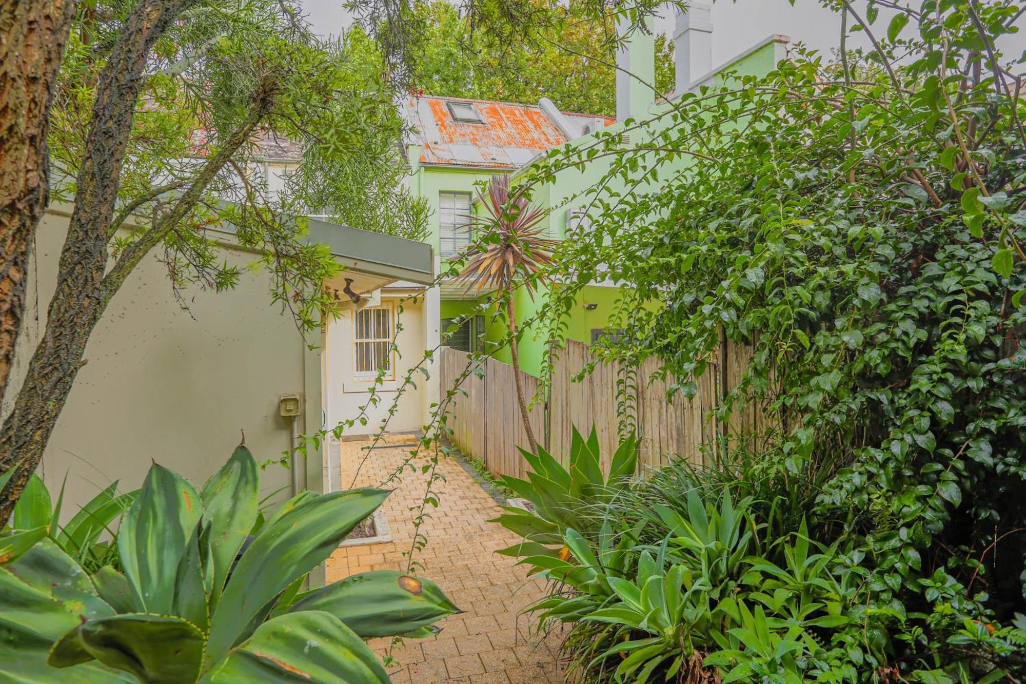 Elegant 2 Bedroom On The Edge Of Downtown Dowling St Holiday home